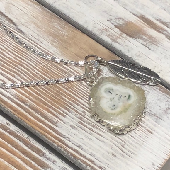 NWOT Stunning Small Solar Quartz Pendant– W44677-2 - Picture 4 of 8